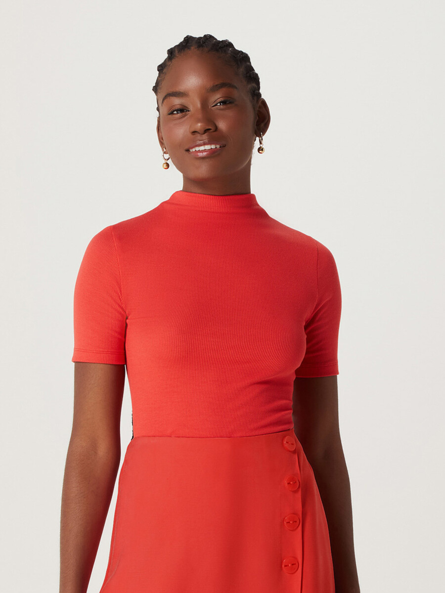 blusa roja de cuello alto