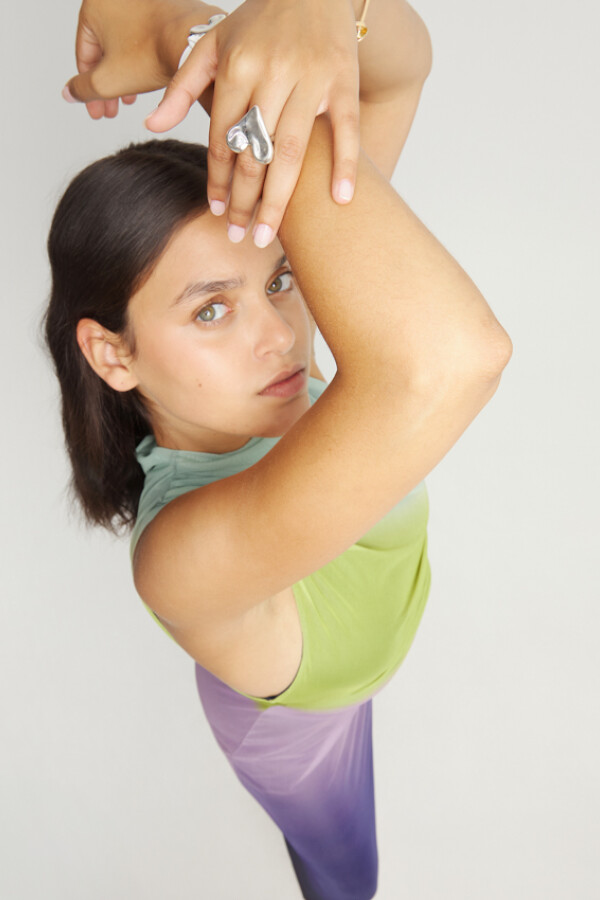 ANILLO DE ALEACIÓN DE METALES BAÑADO EN PLATA DE LEY CON FORMA DE CORAZÓN Anillo
