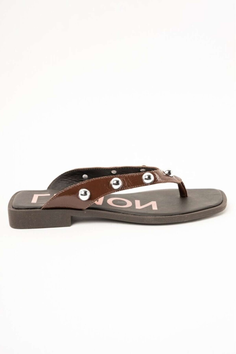 Sandalia Ojota Tachas - Chocolate 