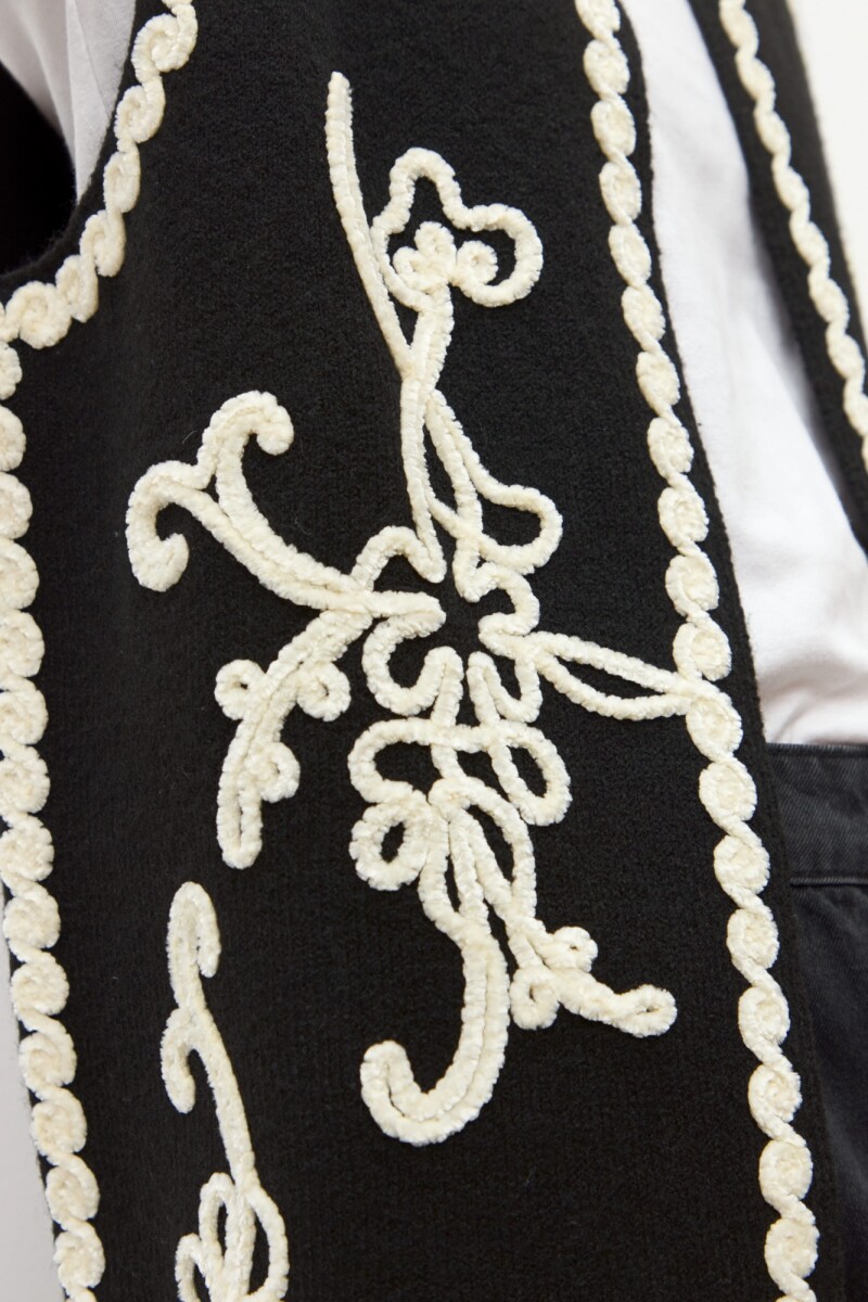 Chaleco tejido con bordado negro