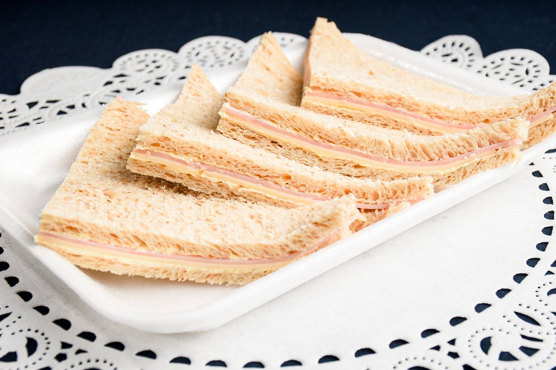 Sandwich de jamón y queso (4 unidades) - Pan negro 