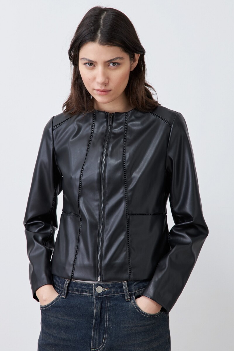 Chaqueta eco cuero con detalle pasamanería negro