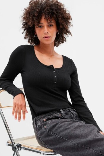 Remera Henley 4 Botones Mujer True Black