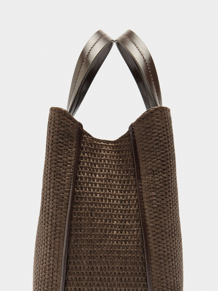 Bolso Tote De Efecto Rafia Con Colgante marron