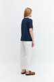 Remera con bordado floral azul marino
