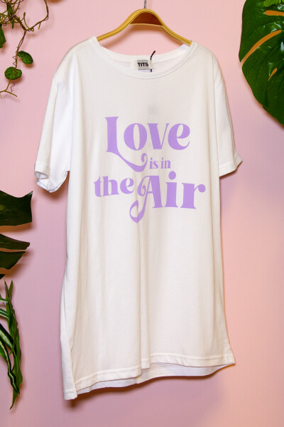 Remera Love is in the Air Lila
