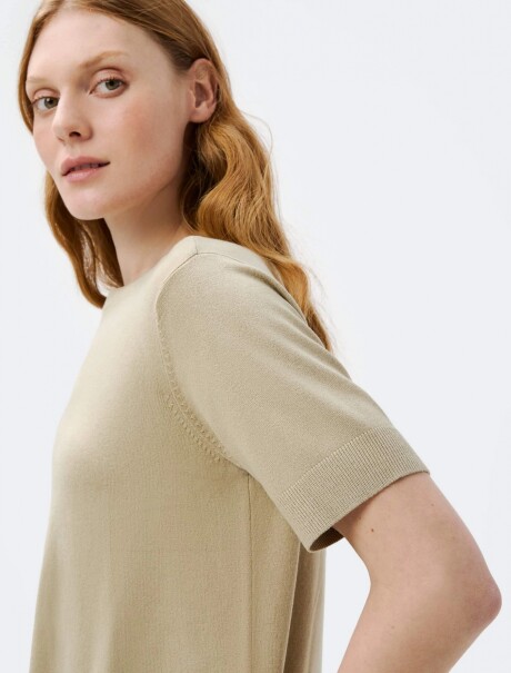BLUSA DE MANAGA CORTA EN VISCOSA BEIGE