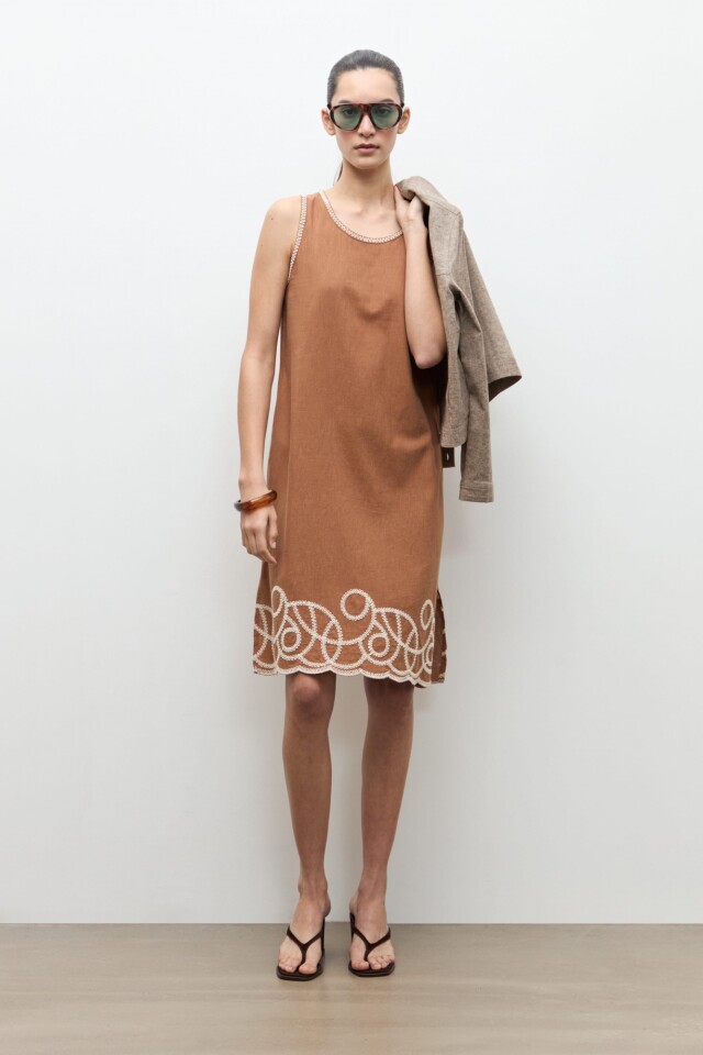 Vestido bordado en contraste camel