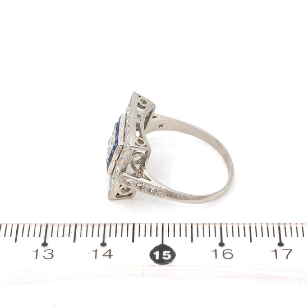 Anillo Estilo Antiguo En Platino, Brillantes Y Zafiros Sinteticos Anillo Estilo Antiguo En Platino, Brillantes Y Zafiros Sinteticos