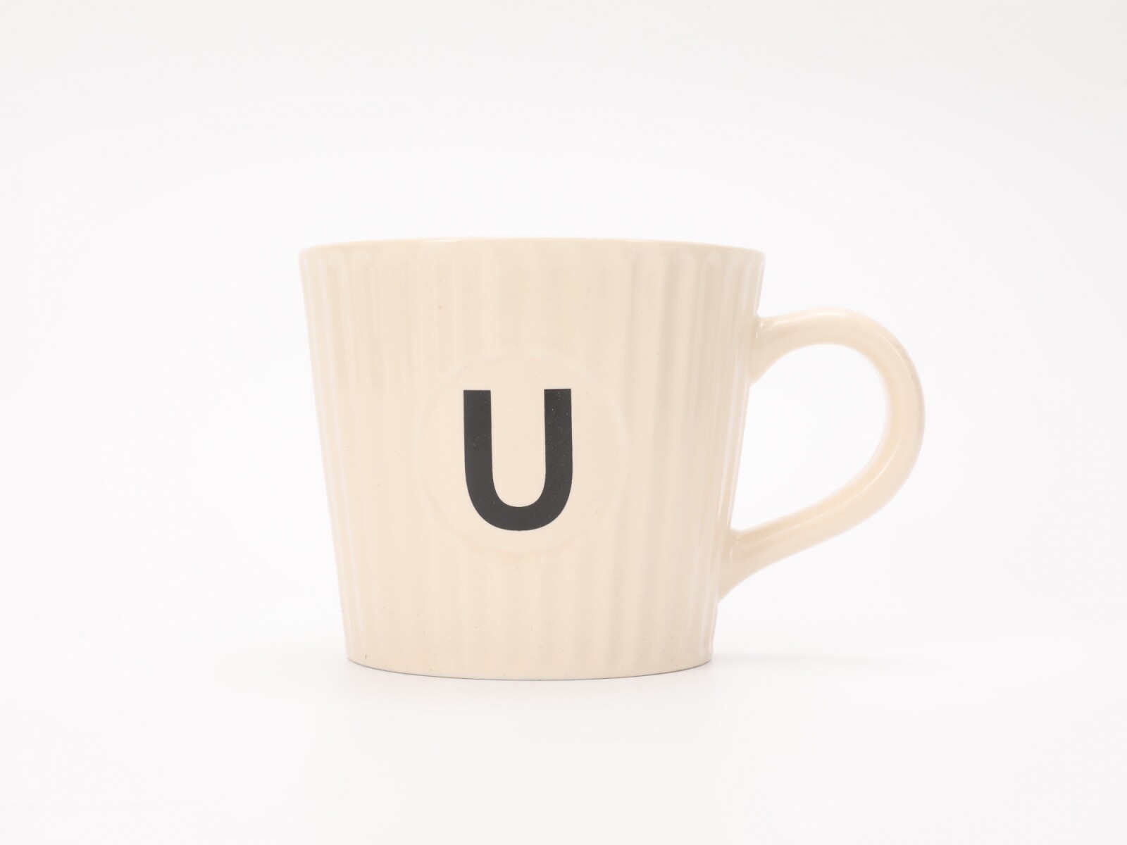 TAZA DE CERÁMICA ACANALADA CON LA LETRA U (380 ML/BEIGE) 
