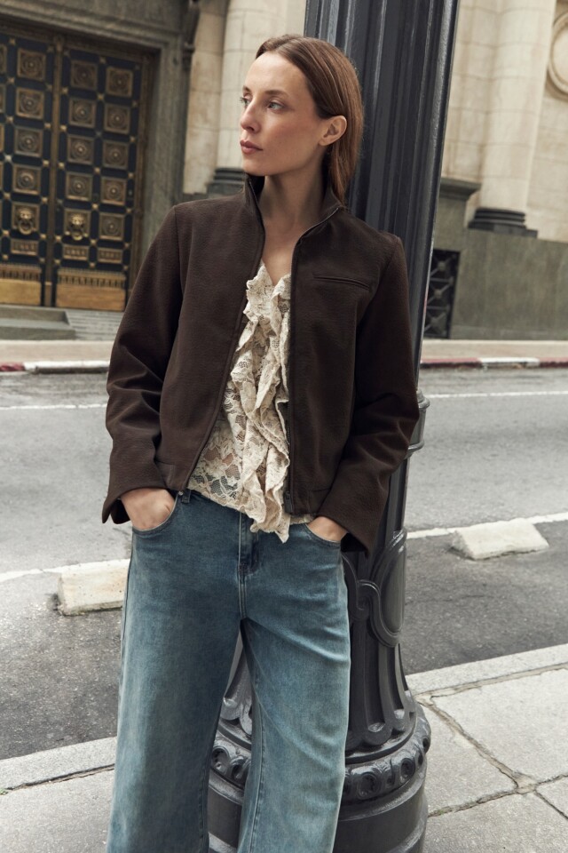 Chaqueta eco cuero con cierre chocolate