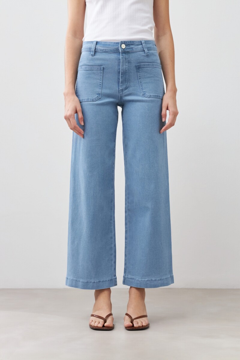 Jean culotte Paulina con bolsillos delanteros jean claro