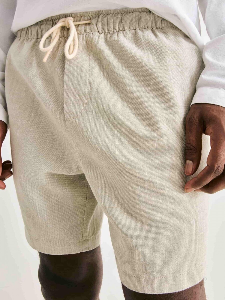 BERMUDA CON TELA TEXTURIZADA - BEIGE 