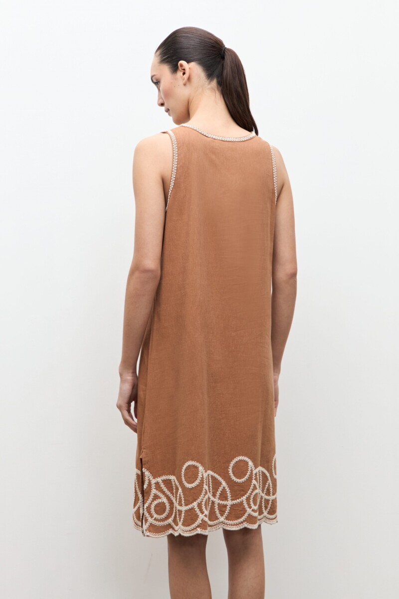 Vestido bordado en contraste camel