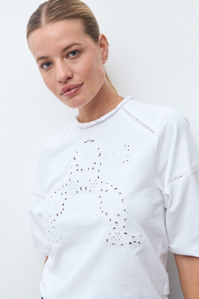 Remera bordada vainillas blanco