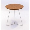 MESA LATERAL REDONDA - TAPA DE MADERA COLOR MIEL Y PIE EN METAL BLANCO MESA LATERAL REDONDA - TAPA DE MADERA COLOR MIEL Y PIE EN METAL BLANCO