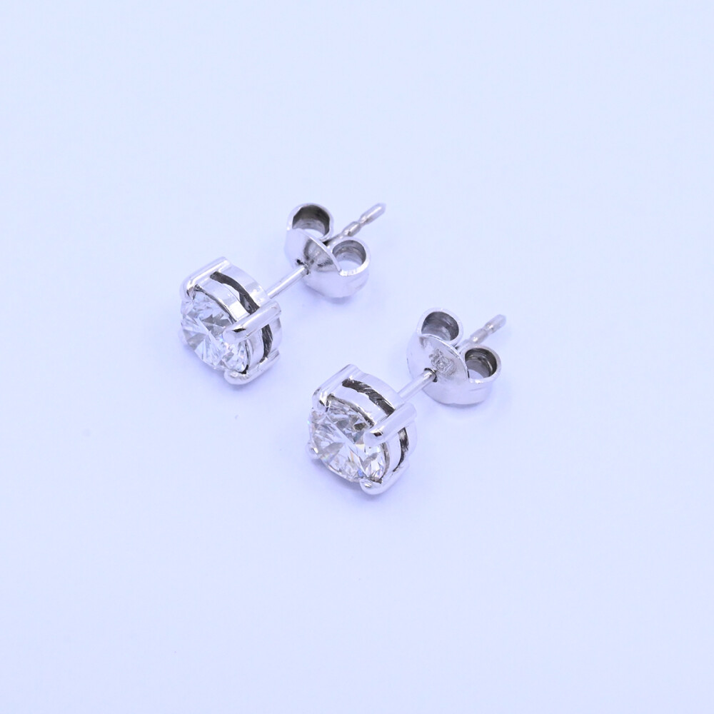 Caravanas oro 18k blanco con engarce 4 puntas y brillantes. Caravanas oro 18k blanco con engarce 4 puntas y brillantes.