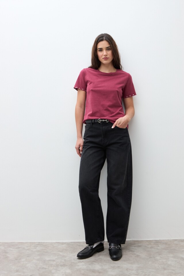 Remera con ojalillos metálicos bordo