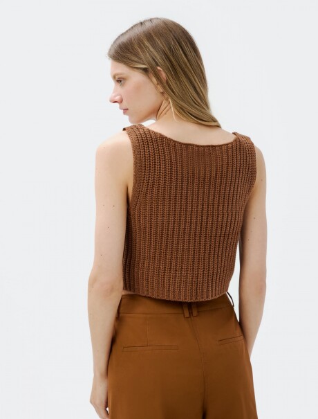MUSCULOSA EN PUNTO TEXTURIZADO MARRÓN