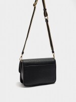 Bolso Bandolera Con Textura Y Solapa negro