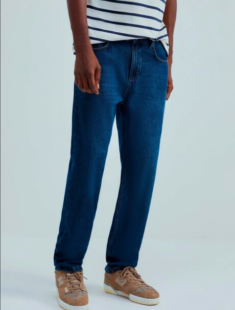 PANTALÓN DE JEAN MODELO RECTO AZUL