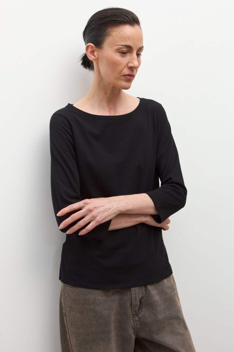 Remera escote bote negro
