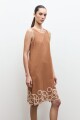 Vestido bordado en contraste camel