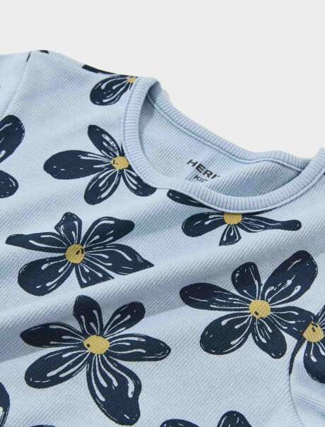 BLUSA CON ESTAMPADO EN TELA ACANALADA AZUL