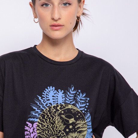 REMERA FREE PLANET Negro