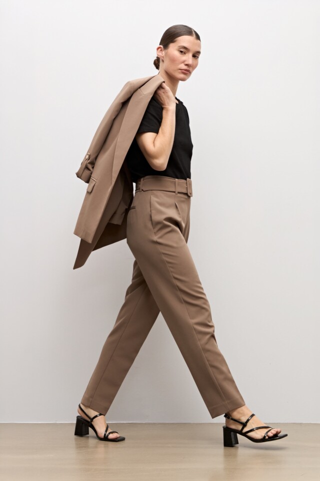 Pantalón sastrero con cinturón topo