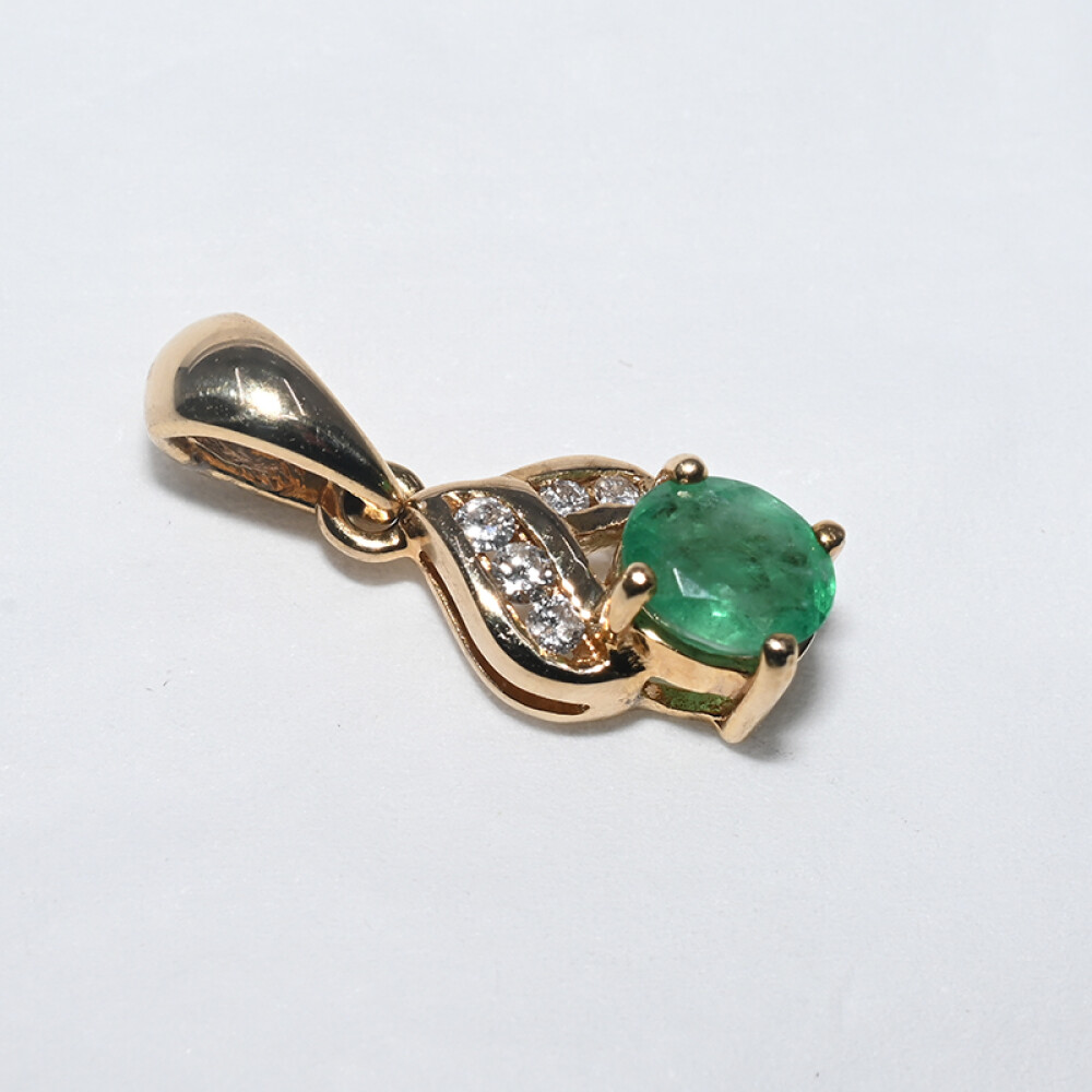 Colgante oro 18 k con esmeralda oval y brillantes. Colgante oro 18 k con esmeralda oval y brillantes.