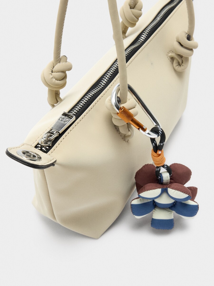 Bolso Tote Textura Suave Con Colgante S crudo