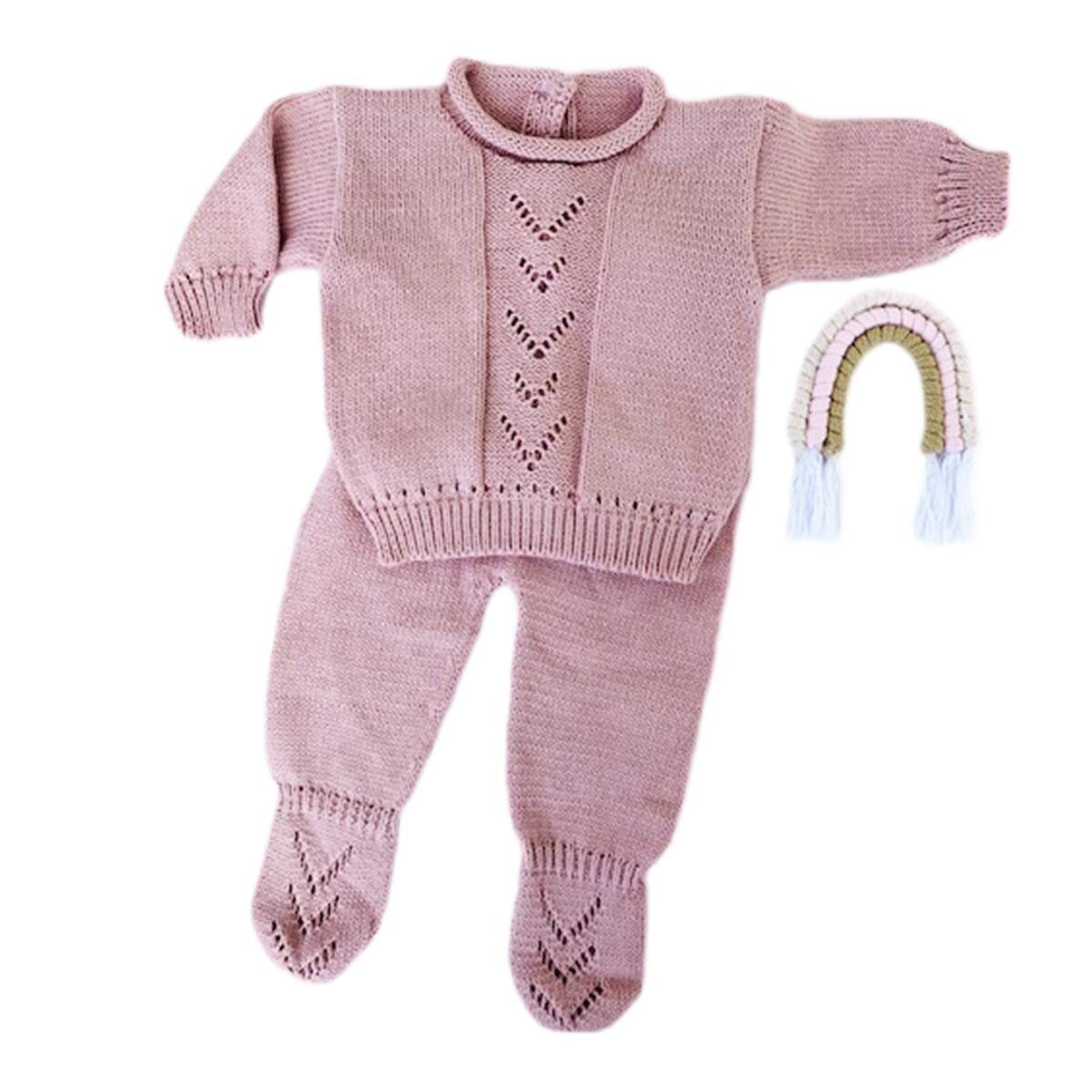 Conjunto de batita y pelele tejido, color rosa viejo 