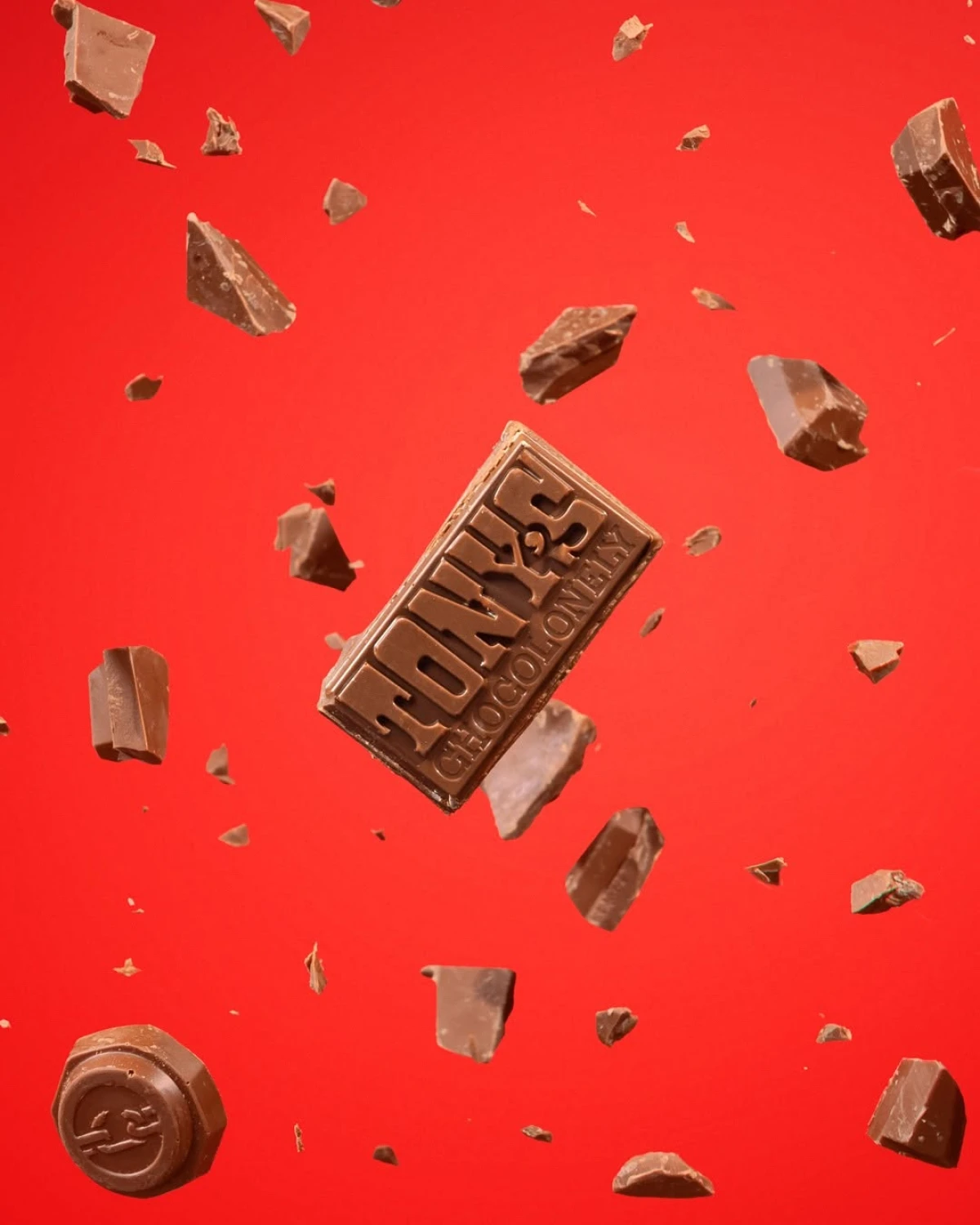 Mano sosteniendo una tableta de Tony's Chocolonely mordida