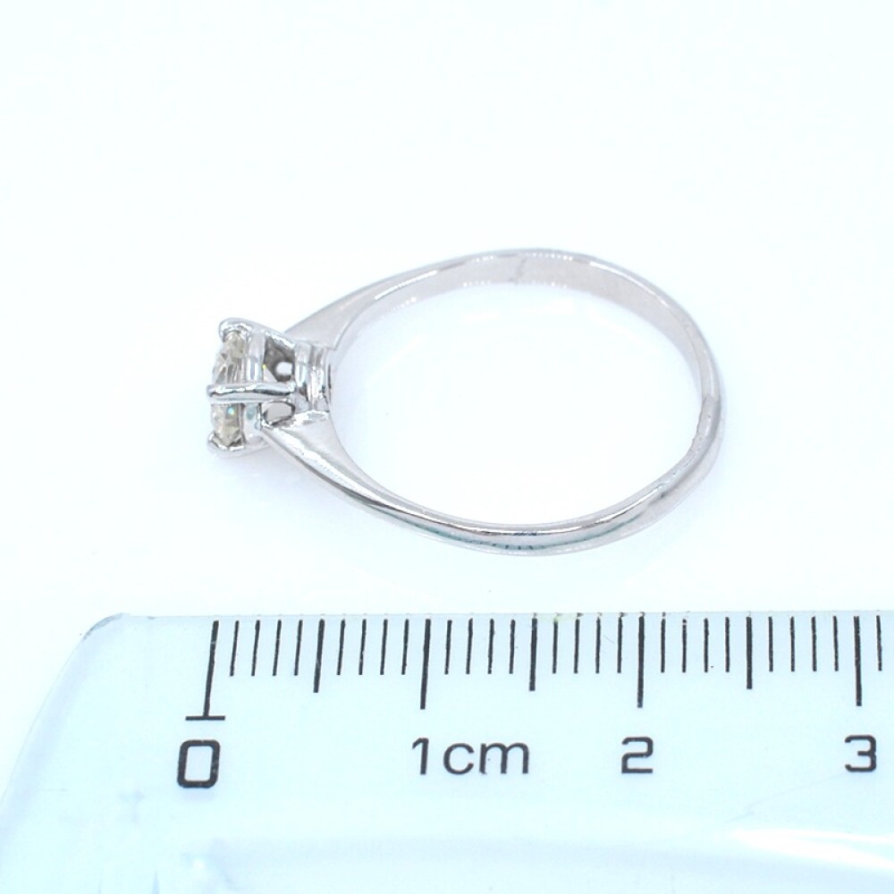 Anillo solitario en oro 18k blanco y brillante. Anillo solitario en oro 18k blanco y brillante.
