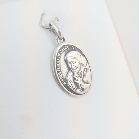 Medalla religiosa de plata 925, Madre Teresa de Calcuta, diámetro 2.2cm*1.6cm. Medalla religiosa de plata 925, Madre Teresa de Calcuta, diámetro 2.2cm*1.6cm.