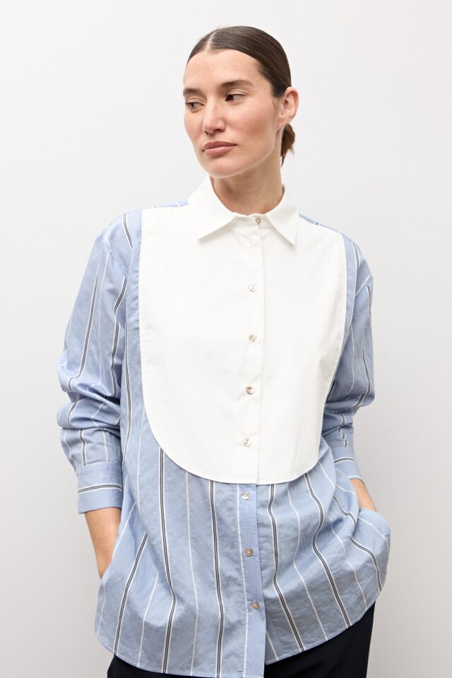 Camisa rayada con pechera celeste