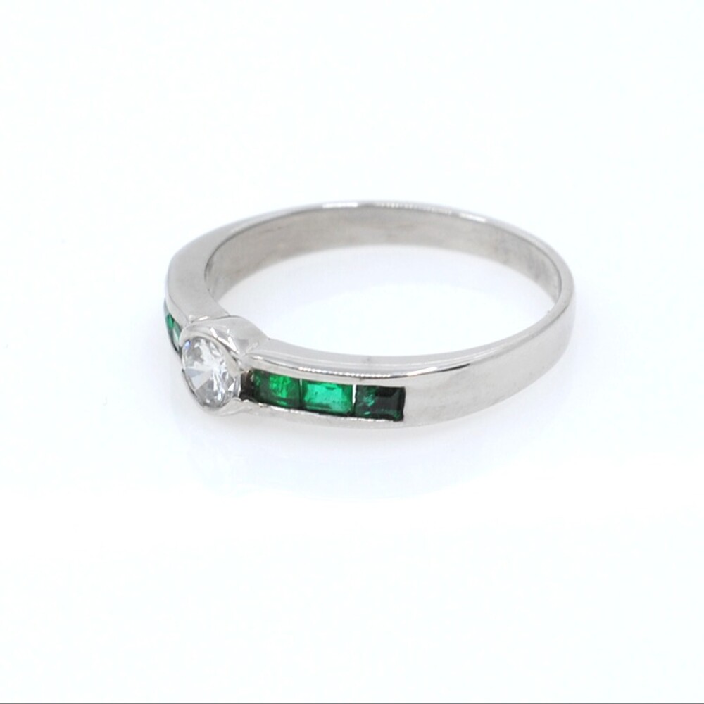 Anillo oro 18k blanco brillante y esmeraldas Anillo oro 18k blanco brillante y esmeraldas