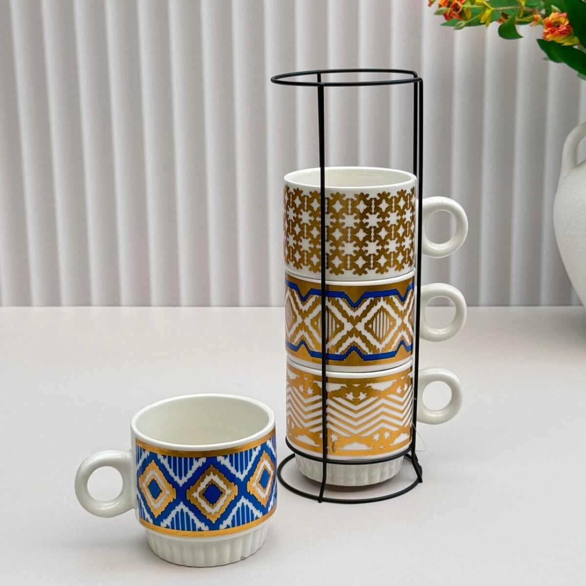 Juego De 4 Tazas Cerámica Apilables Base Metálica 250 ml. 