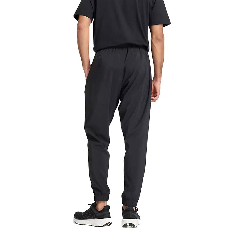 Pantalón New Balance Essentials Woven Negro