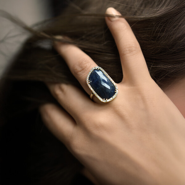 Anillo Natura grande de oro amarillo 18k con raíz de zafiro Anillo Natura grande de oro amarillo 18k con raíz de zafiro