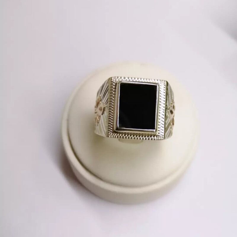 Anillo sello caballero plata y oro con piedra rectangular Onix Anillo sello caballero plata y oro con piedra rectangular Onix