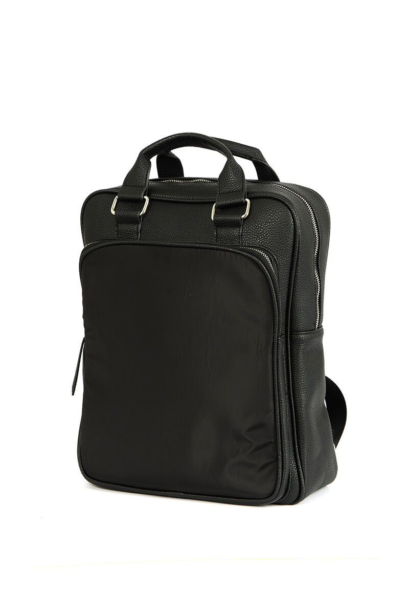 Mochila con bolsillo frontal Negro