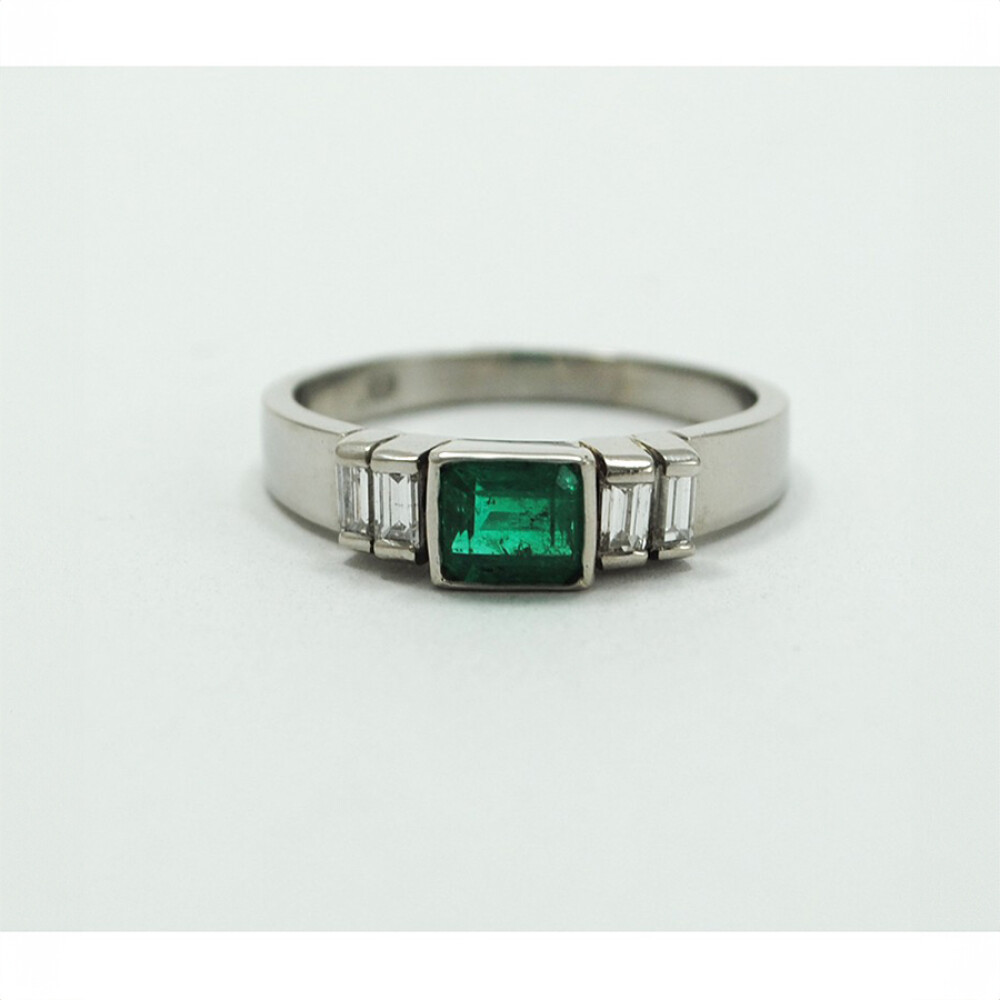 Anillo De Platino Con Esmeralda Y Brillantes Baguettes Anillo De Platino Con Esmeralda Y Brillantes Baguettes
