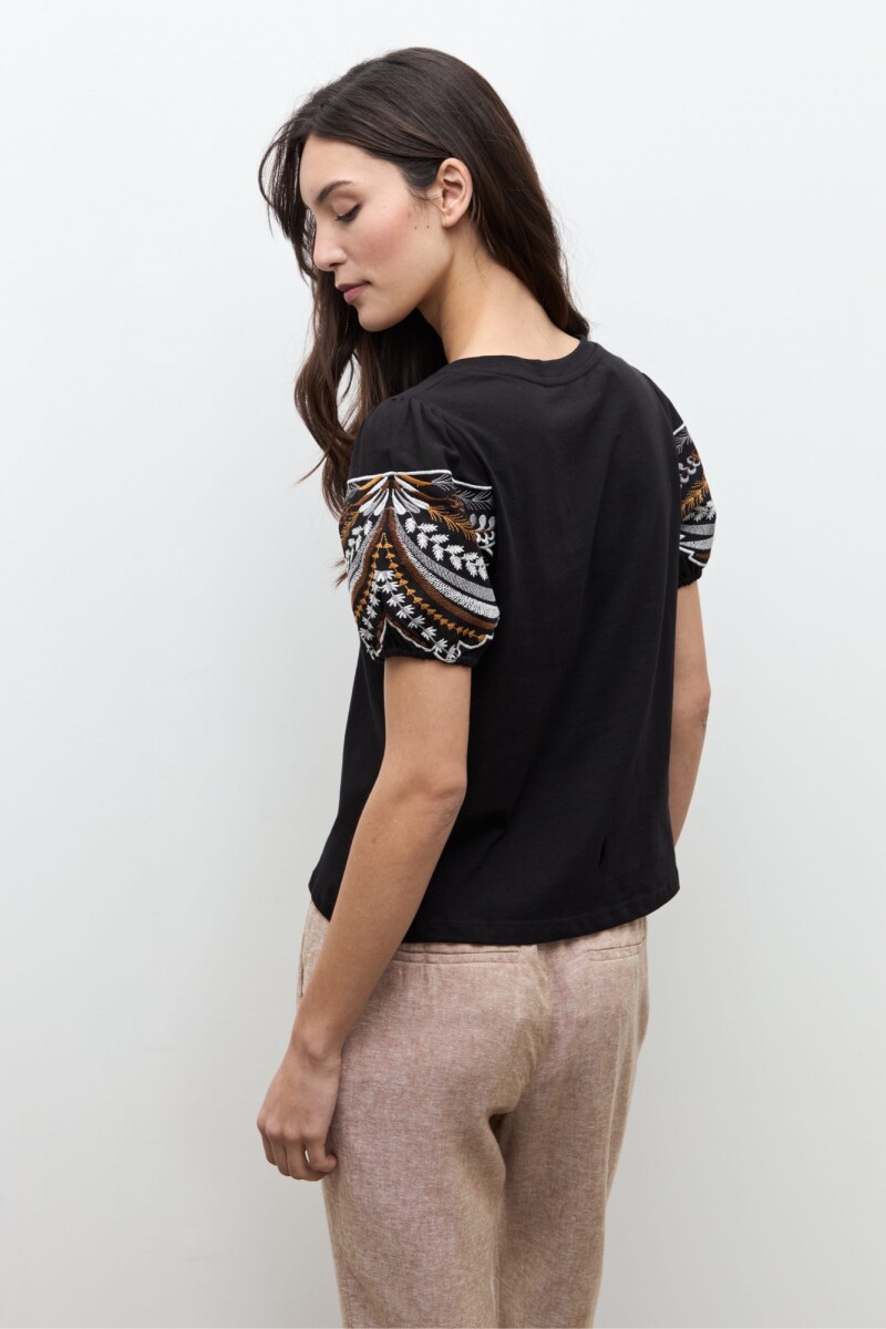 Remera mangas bordadas negro