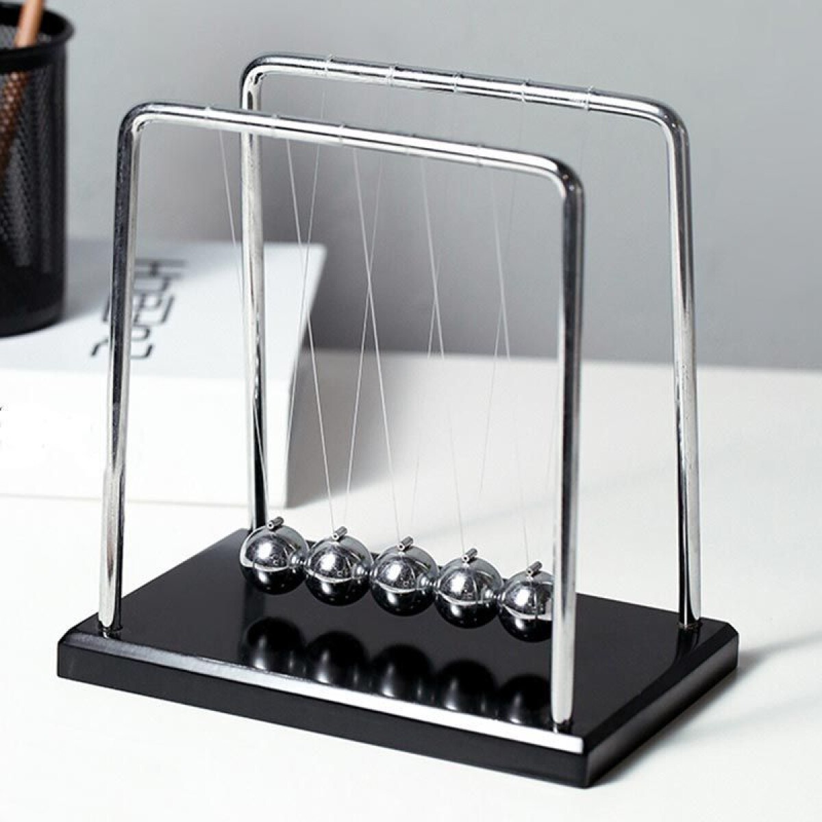 Péndulo De Equilibrio De Newton - Cinco Bolas Alto 18cm x Ancho 18cm x Largo 12cm 