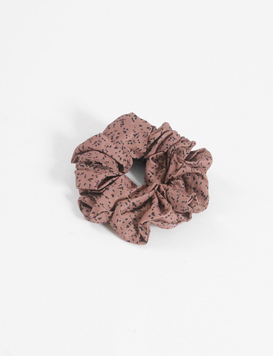 Gomita scrunchie manchas - marrón 