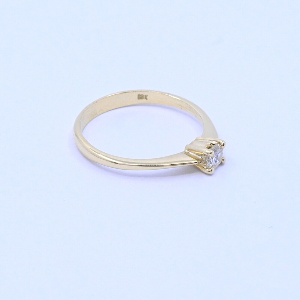 Anillo solitario oro 18k y brillante engarce 4 puntas. Anillo solitario oro 18k y brillante engarce 4 puntas.