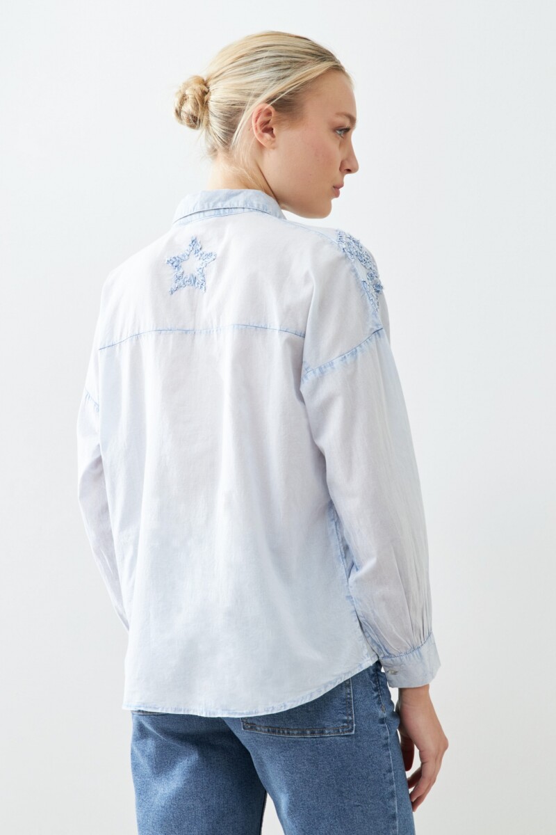 Camisa con estrellas aplicadas celeste
