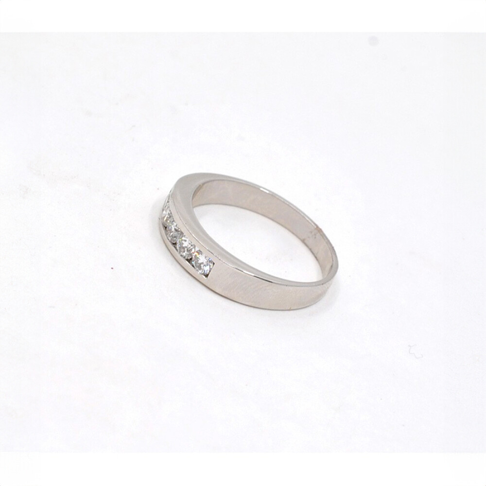 Anillo Medio Sinfin En Oro 18K Blanco Y Brillantes Anillo Medio Sinfin En Oro 18K Blanco Y Brillantes